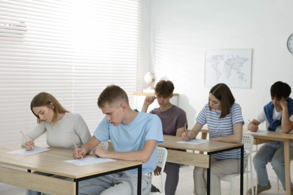 Notation plus sévère au brevet et au bac 2026 : comment anticiper et réussir